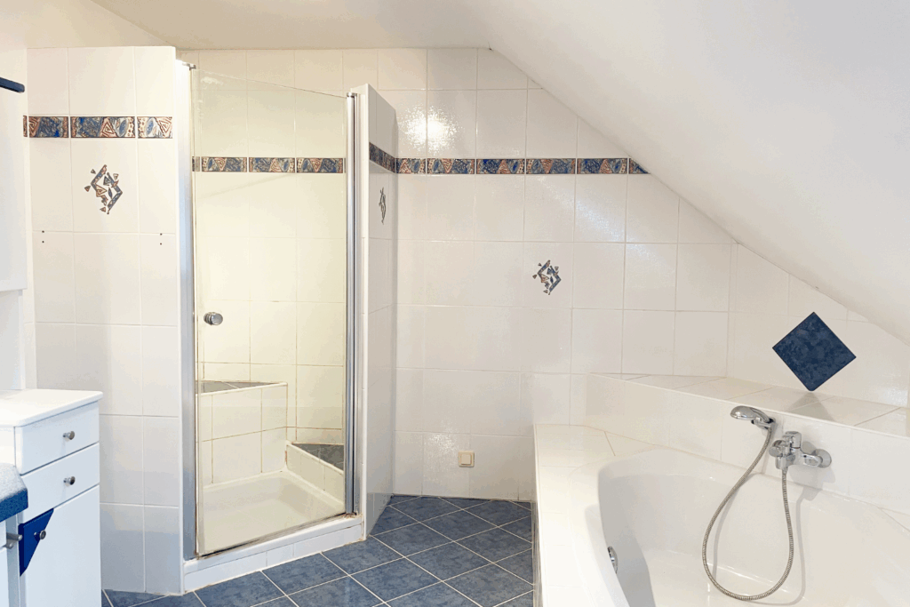 verwinkeltes Badezimmer
